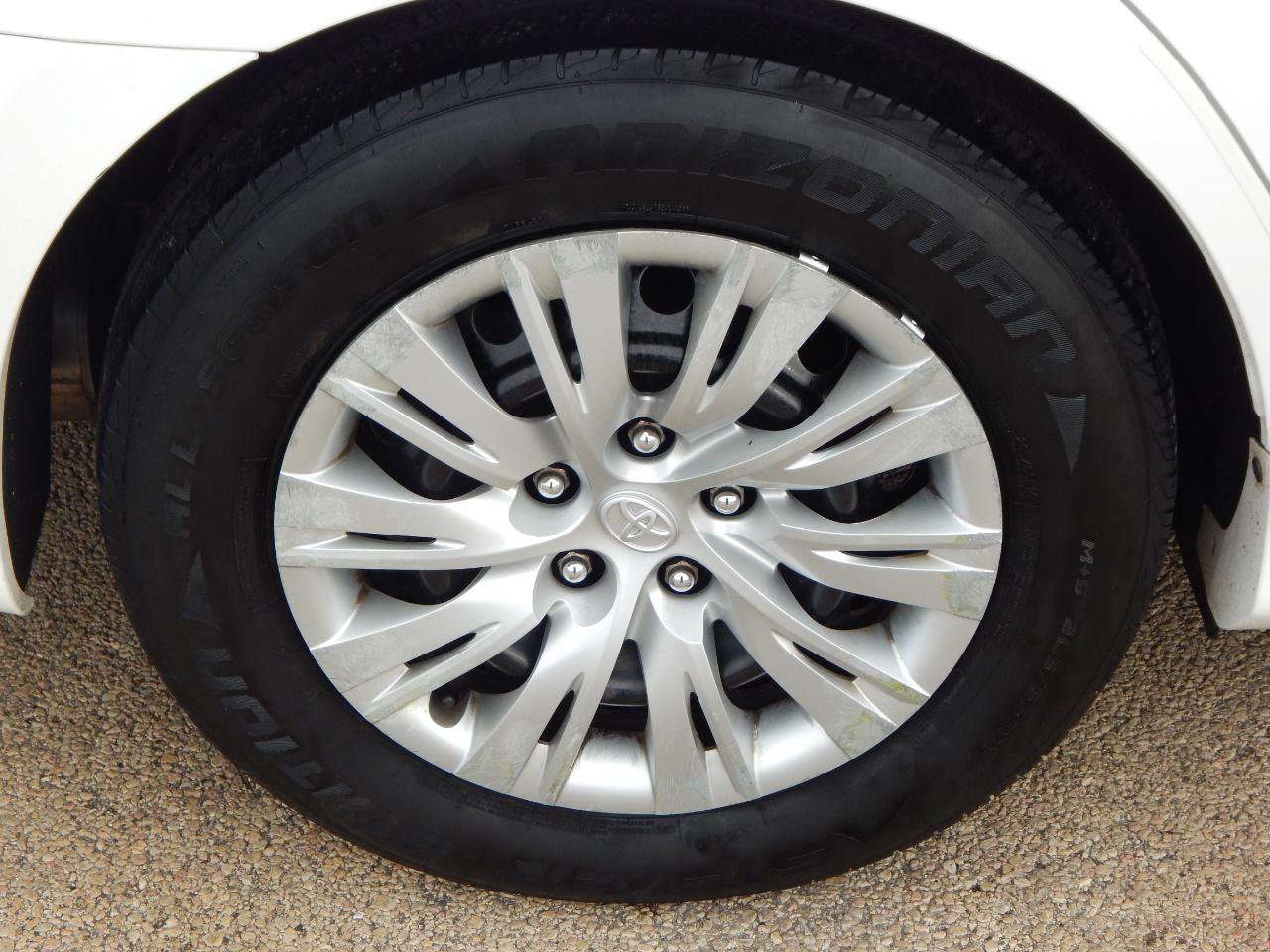 Toyota Camry 4dr Sdn I4 Auto LE (Natl) 2013