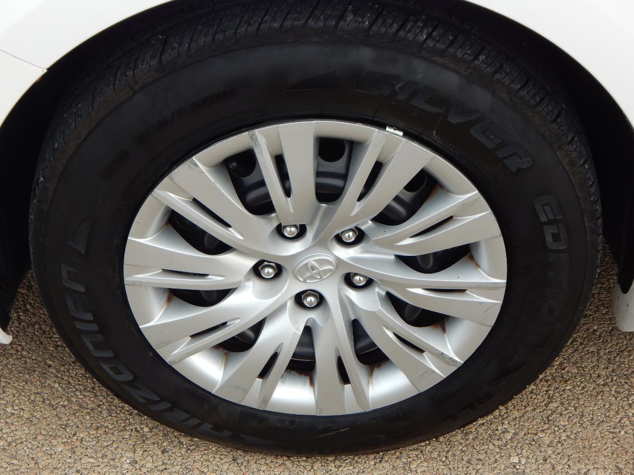 Toyota Camry 4dr Sdn I4 Auto LE (Natl) 2013