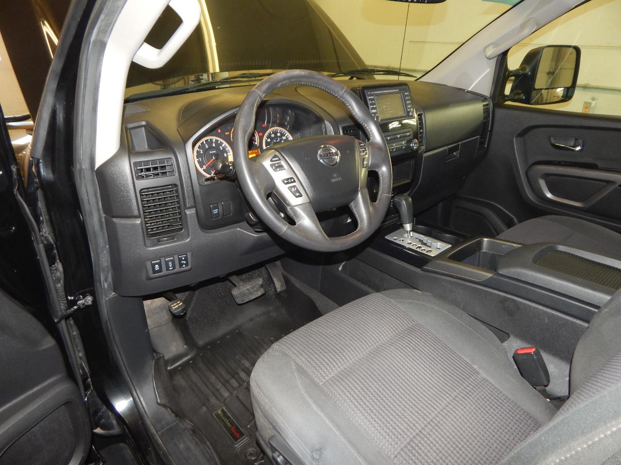 Nissan Titan 4WD Crew Cab SWB SV 2015