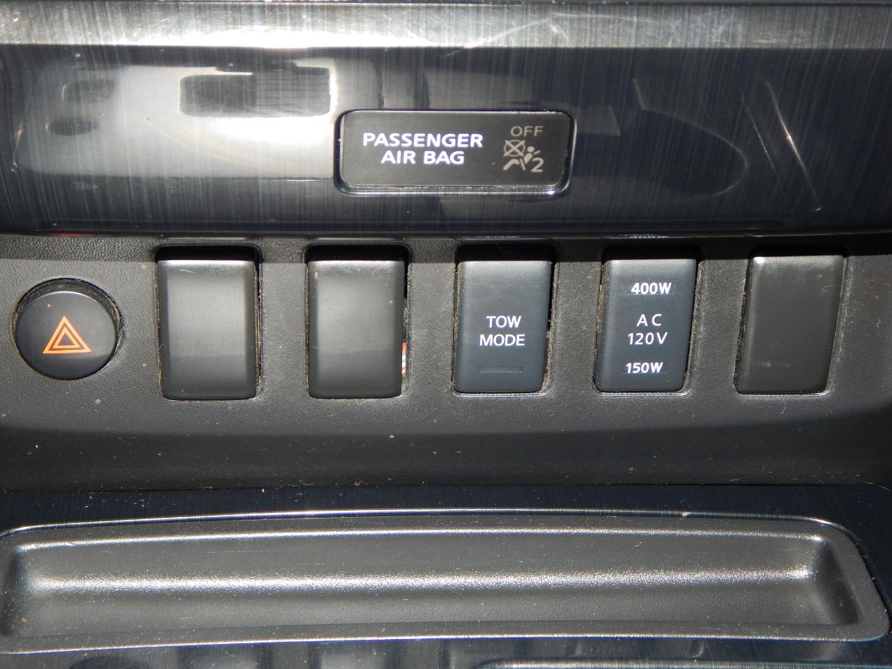 Nissan Titan 4WD Crew Cab SWB SV 2015