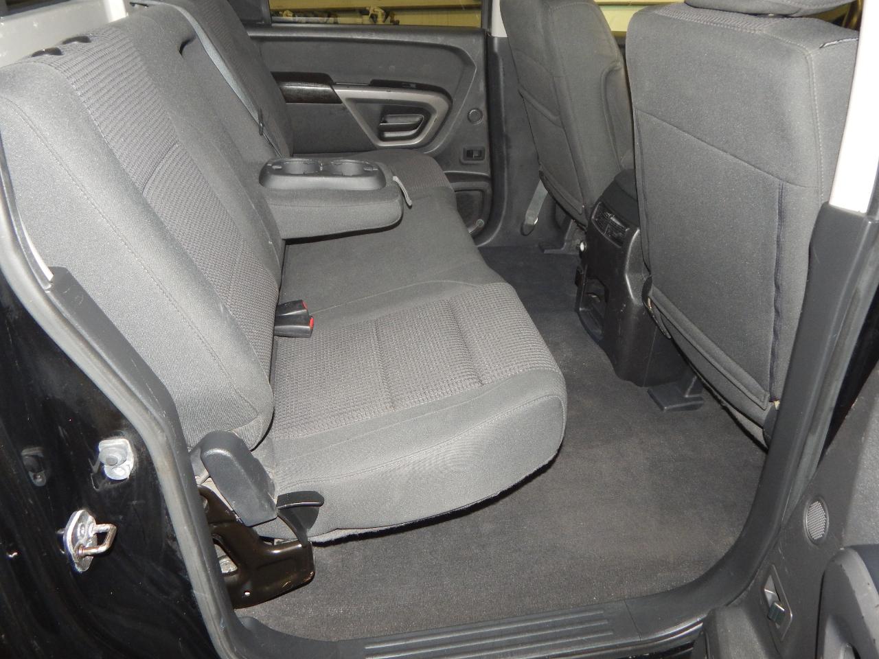 Nissan Titan 4WD Crew Cab SWB SV 2015