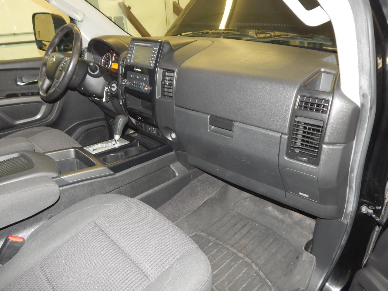 Nissan Titan 4WD Crew Cab SWB SV 2015