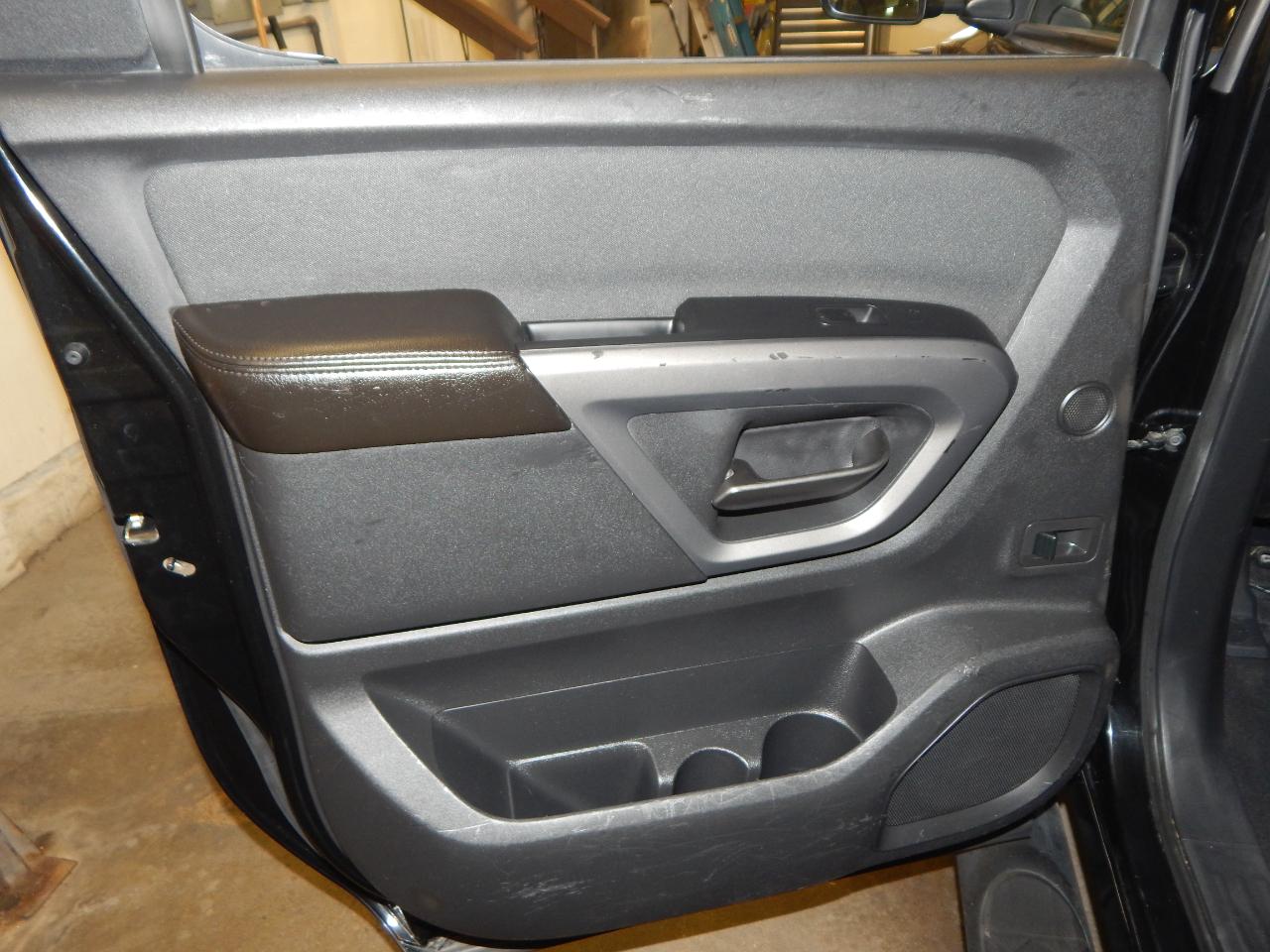 Nissan Titan 4WD Crew Cab SWB SV 2015