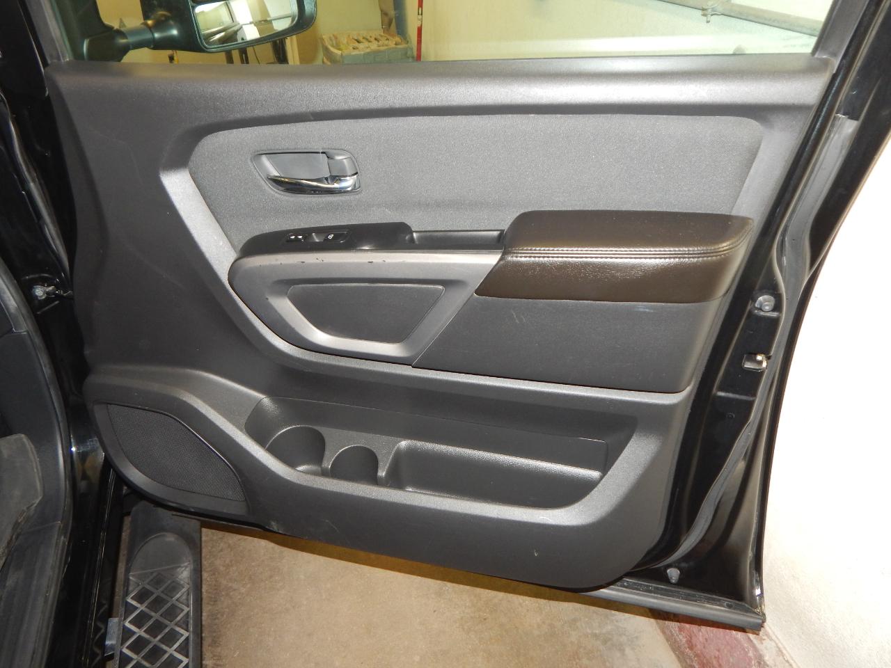 Nissan Titan 4WD Crew Cab SWB SV 2015