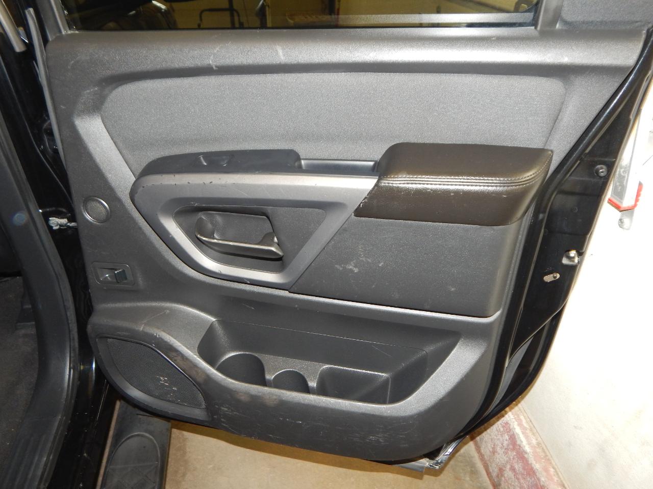 Nissan Titan 4WD Crew Cab SWB SV 2015