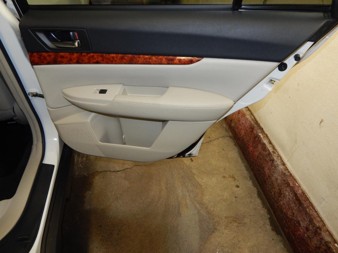 Subaru Outback 4dr Wgn H6 Auto 3.6R Limited Pwr Moon 2011