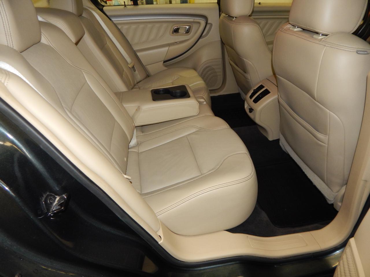 Ford Taurus 4dr Sdn SEL FWD 2016