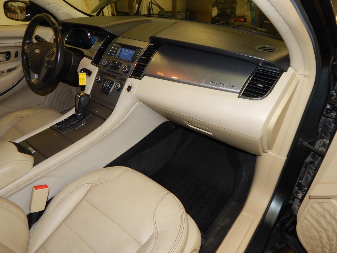 Ford Taurus 4dr Sdn SEL FWD 2016