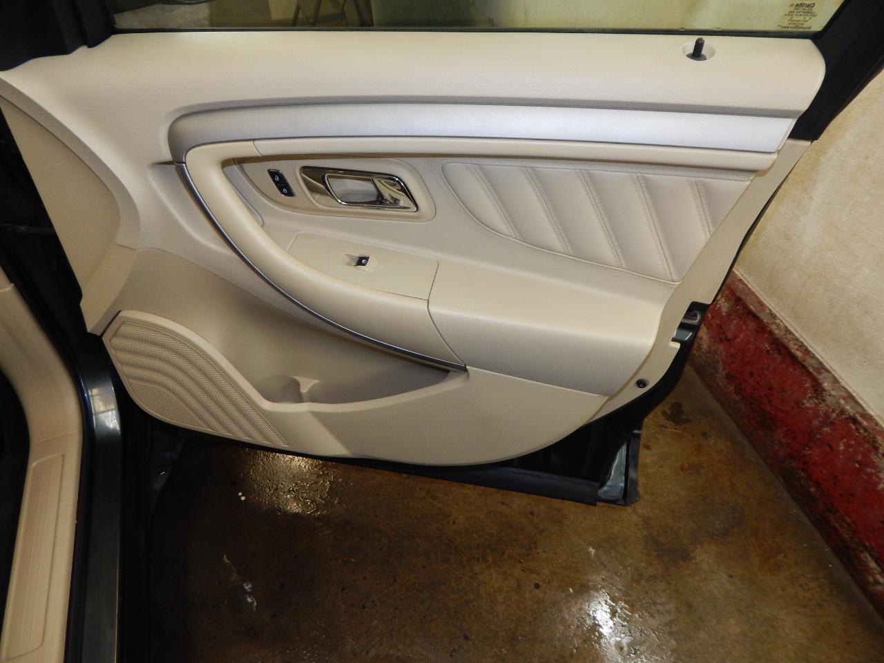 Ford Taurus 4dr Sdn SEL FWD 2016