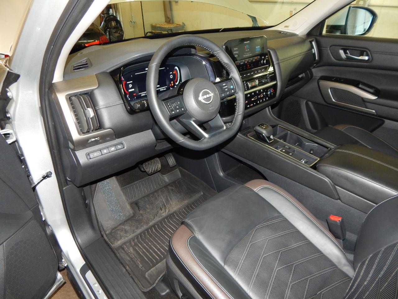 Nissan Pathfinder Platinum 2WD 2024