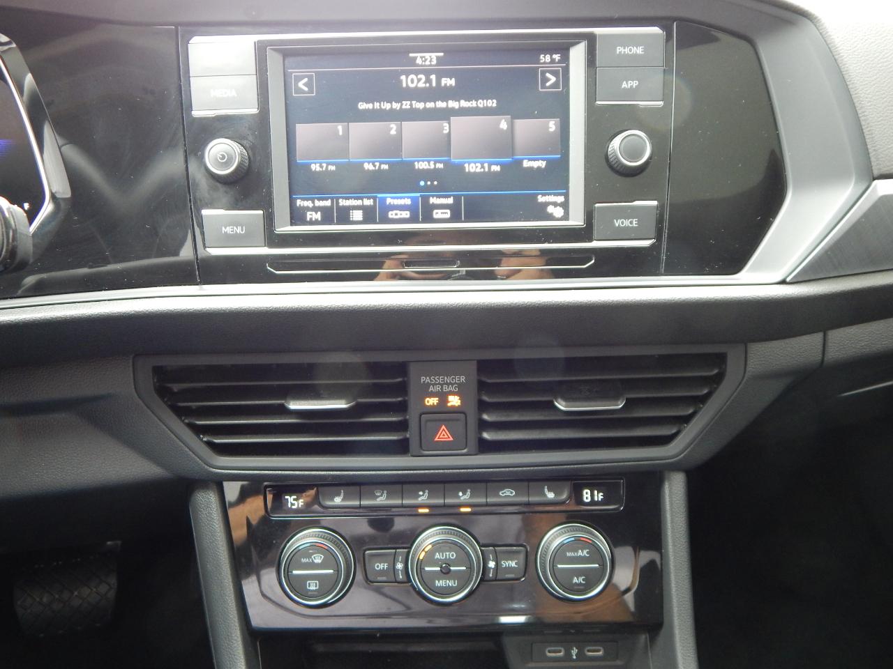 Volkswagen Jetta SE Auto 2024