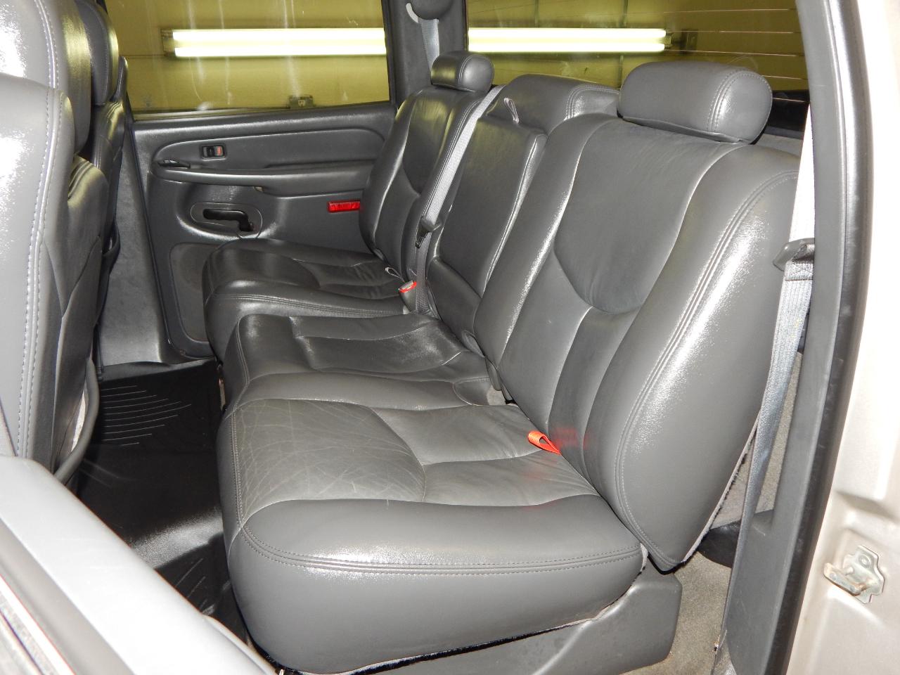 Chevrolet Silverado 2500HD Crew Cab 153" WB 4WD LT 2005