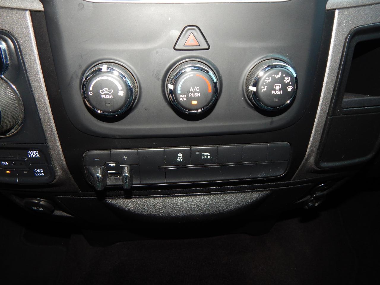RAM 1500 4WD Crew Cab 140.5" Tradesman 2016