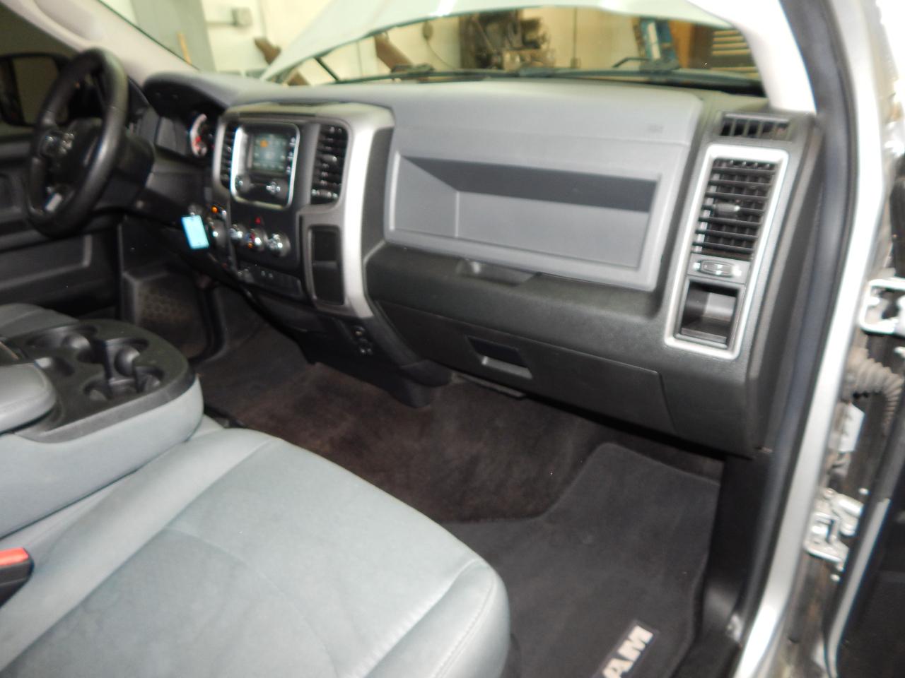 RAM 1500 4WD Crew Cab 140.5" Tradesman 2016