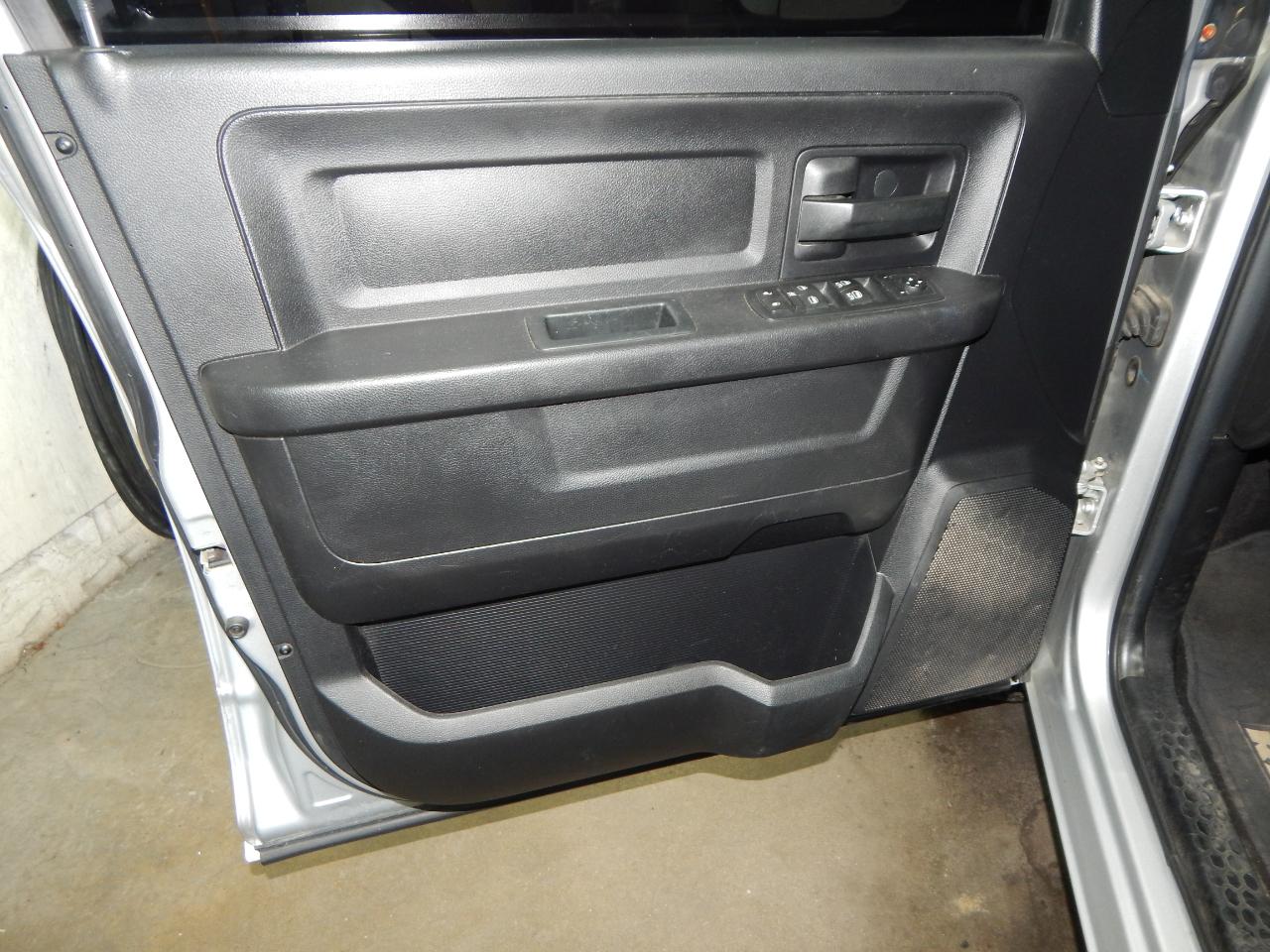 RAM 1500 4WD Crew Cab 140.5" Tradesman 2016
