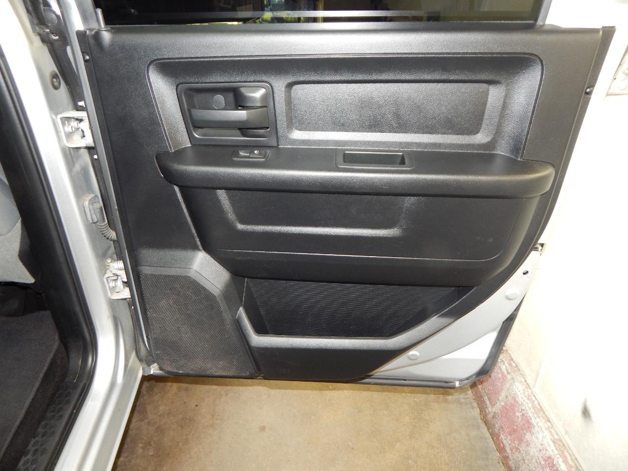 RAM 1500 4WD Crew Cab 140.5" Tradesman 2016