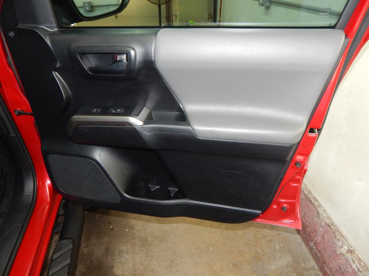 Toyota Tacoma 4WD SR5 Double Cab 5' Bed V6 AT (Natl) 2021