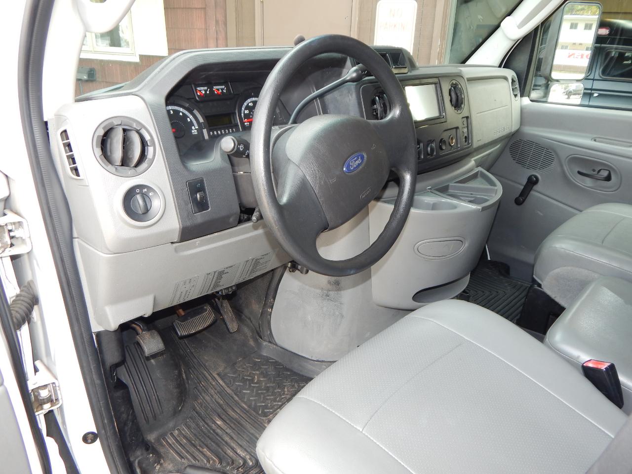 Ford Econoline Commercial Cutaway E-450 Super Duty 158" DRW 2011
