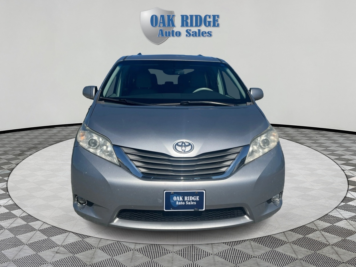 2013 Toyota Sienna XLE photo 2