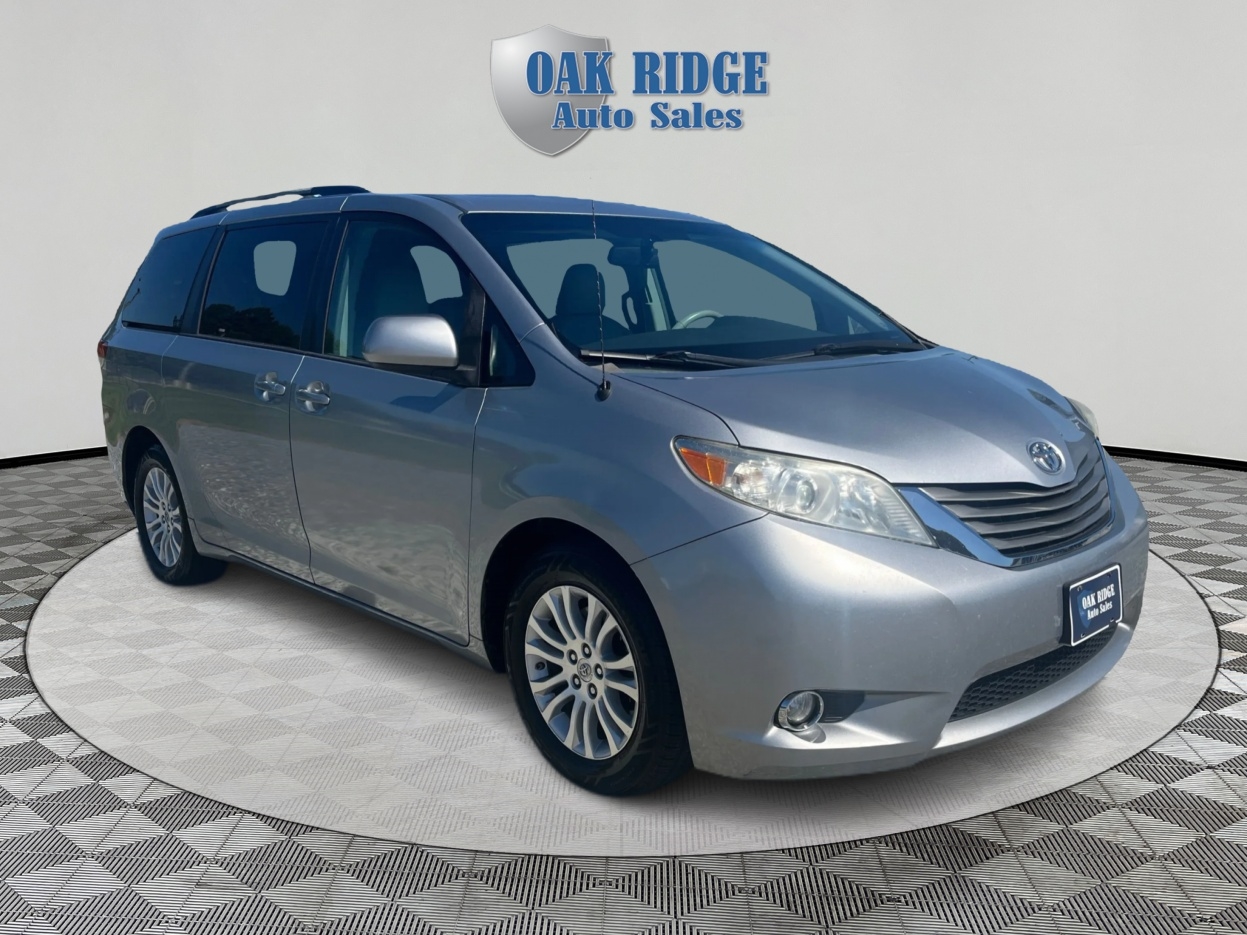2013 Toyota Sienna XLE photo 3