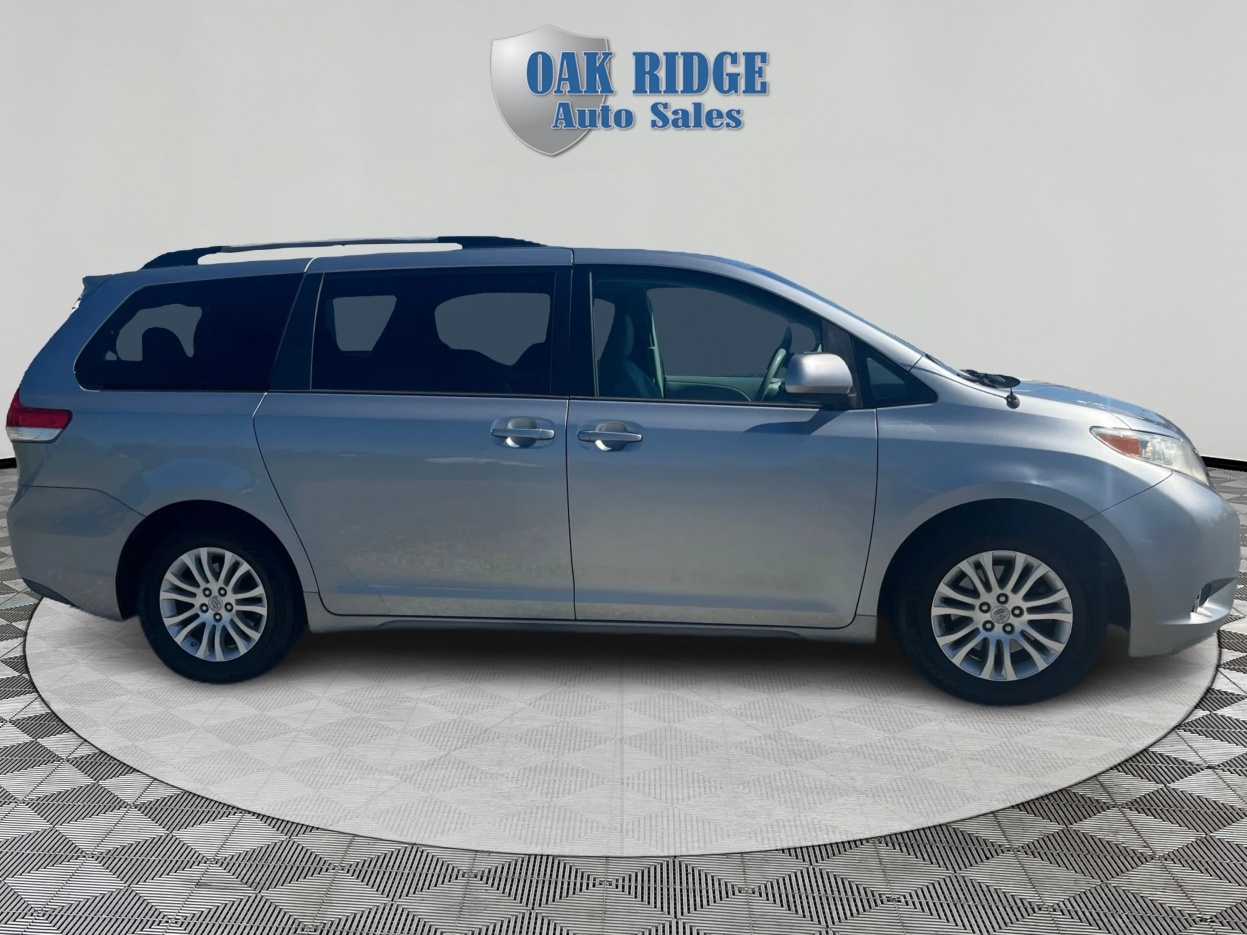 2013 Toyota Sienna XLE photo 4