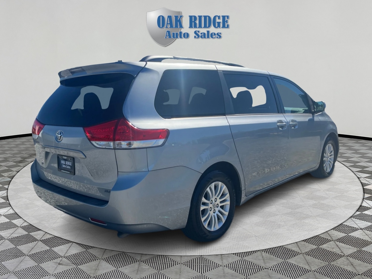 2013 Toyota Sienna XLE photo 5