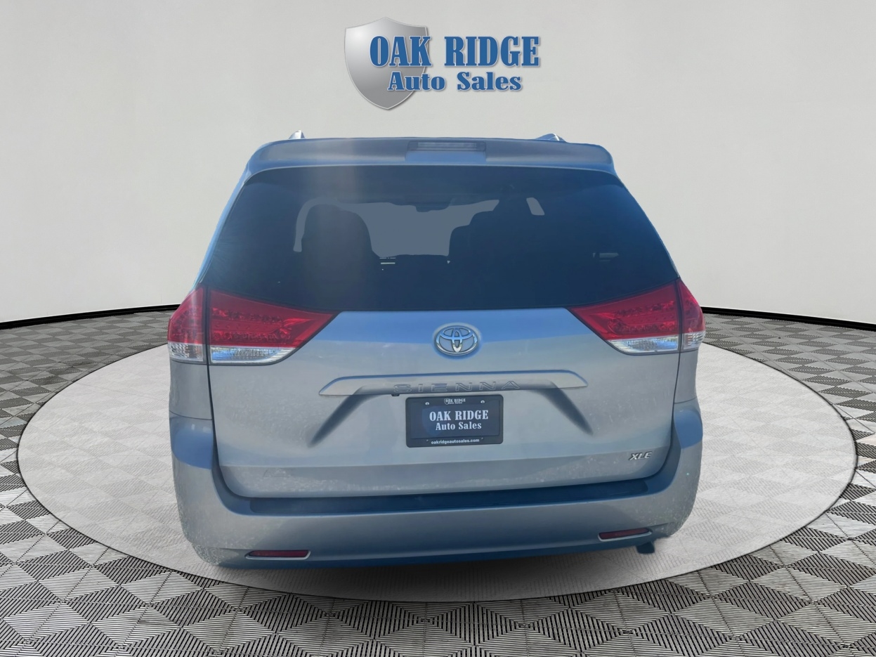 2013 Toyota Sienna XLE photo 6