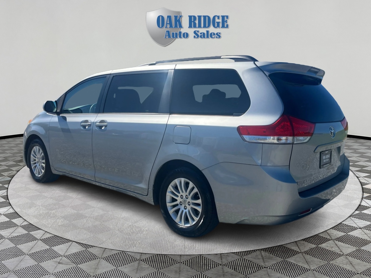 2013 Toyota Sienna XLE photo 7