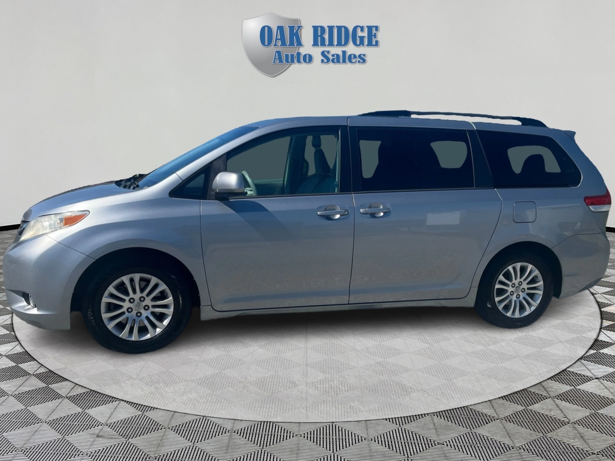 2013 Toyota Sienna XLE photo 8