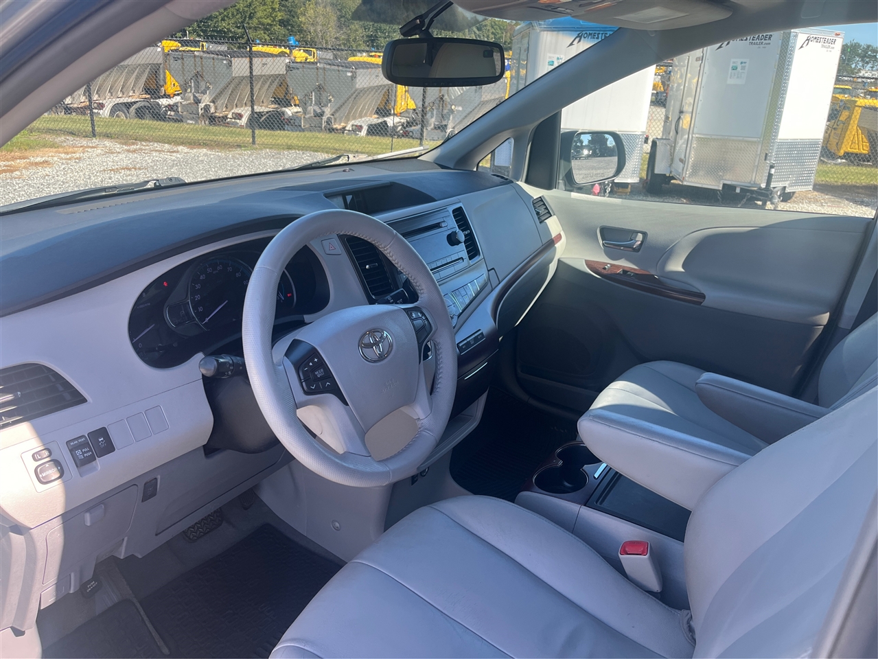 2013 Toyota Sienna XLE photo 9