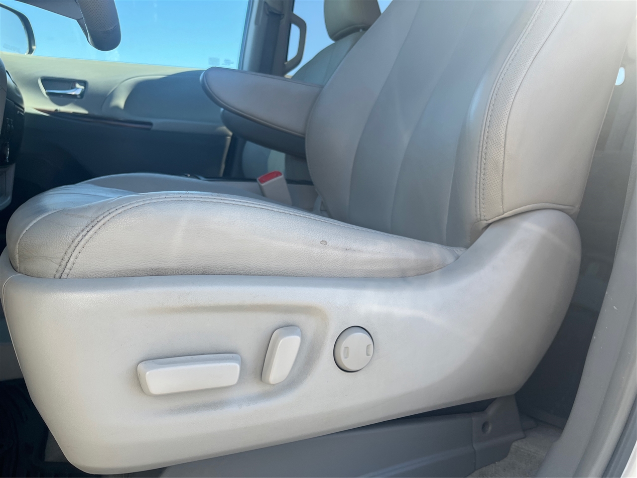 2013 Toyota Sienna XLE photo 18