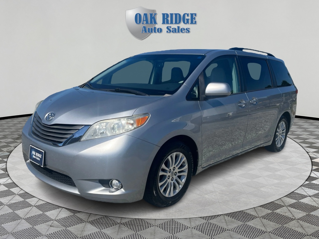 2013 Toyota Sienna XLE 8-PASSENGER