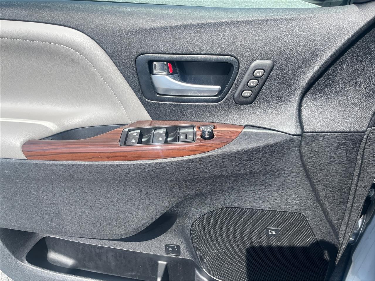 Toyota Sienna Limited Premium 7-Passenger 2016