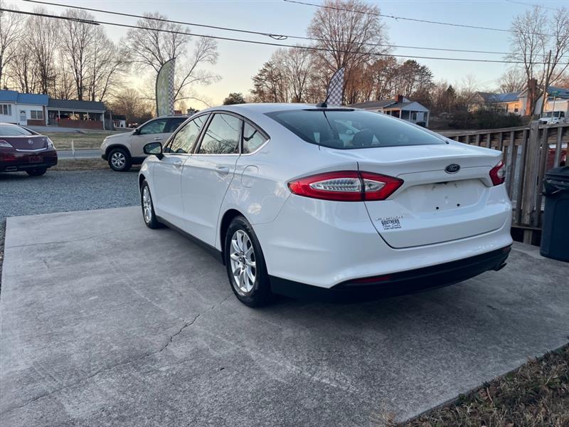 Ford Fusion S 2015