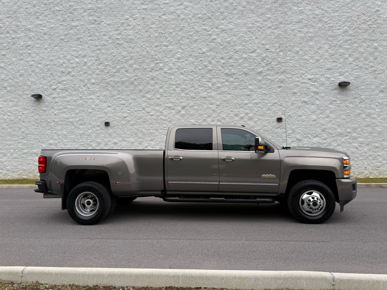 Chevrolet Silverado 3500HD High Country Crew Cab 4WD 2017