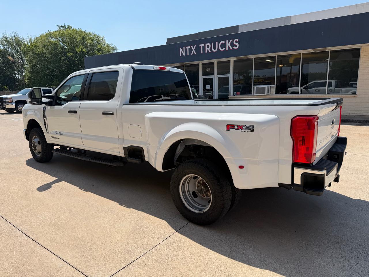 Ford F-350 SD XLT Crew Cab Long Bed DRW 4WD 2023