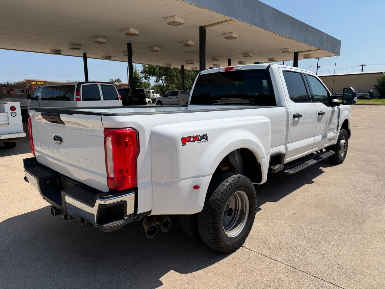 Ford F-350 SD XLT Crew Cab Long Bed DRW 4WD 2023