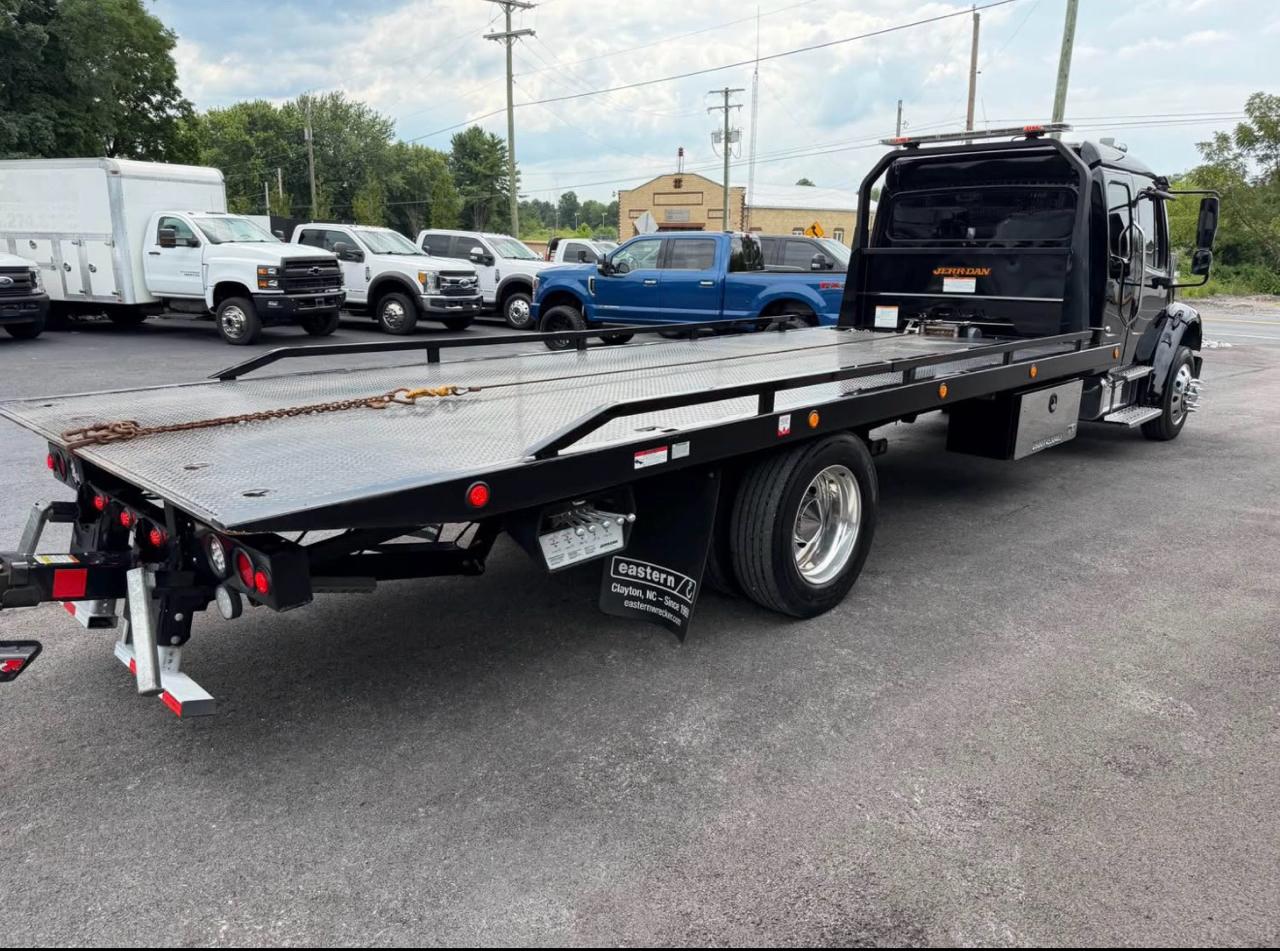 Freightliner M2 106  2025
