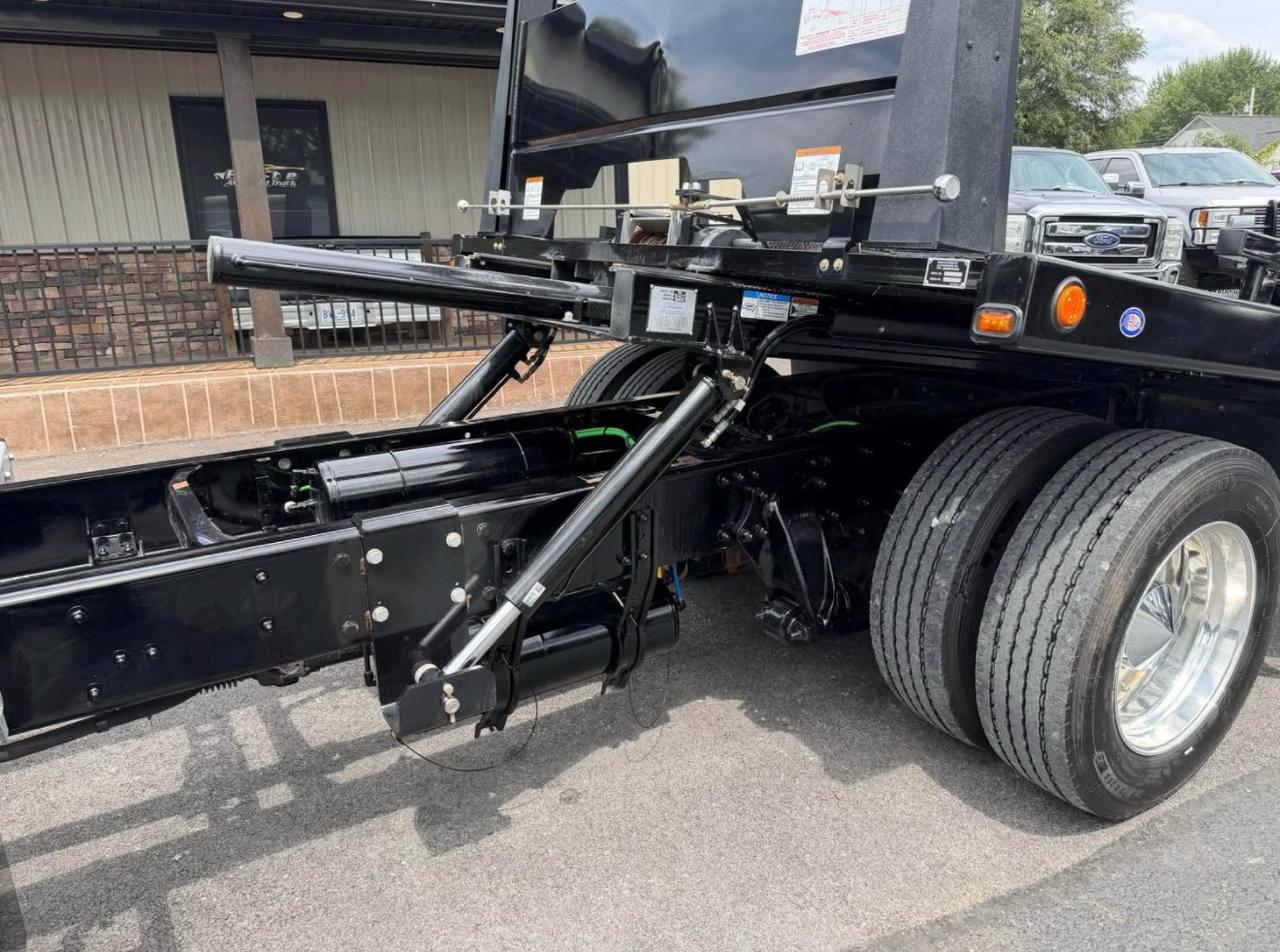 Freightliner M2 106  2025