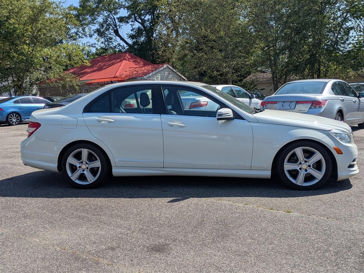 Mercedes-Benz C-Class C300 4MATIC Luxury Sedan 2011