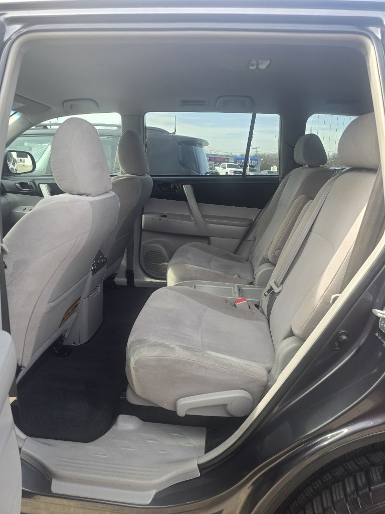 2013 Toyota Highlander Plus's photo