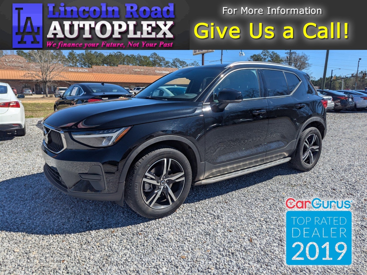 2023 Volvo XC40 Core's photo