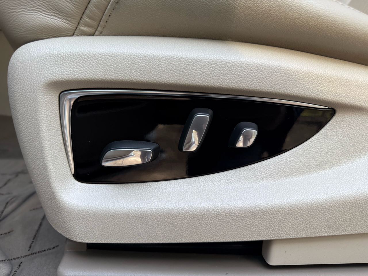 Cadillac Escalade Standard 2WD 2018