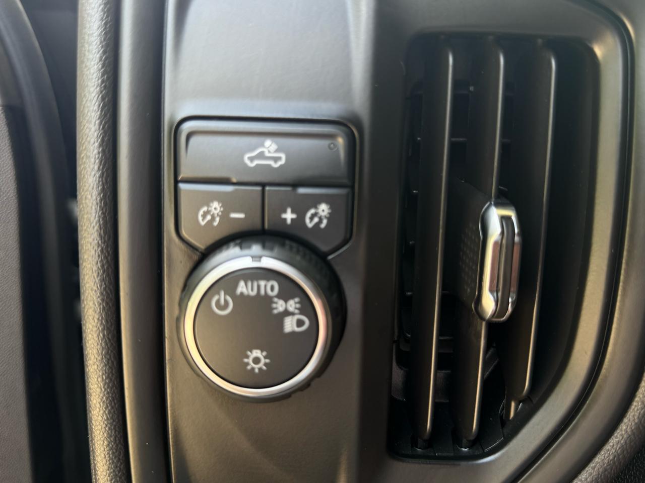 Chevrolet Silverado 1500 Custom Crew Cab Long Box 2WD 2020