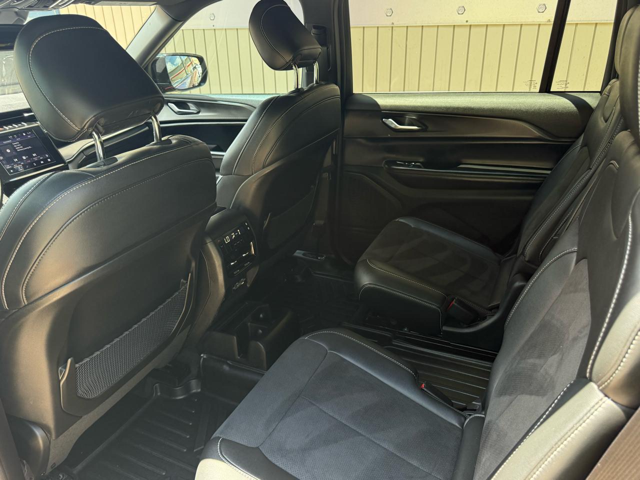 Jeep Grand Cherokee L Laredo 4WD 2023