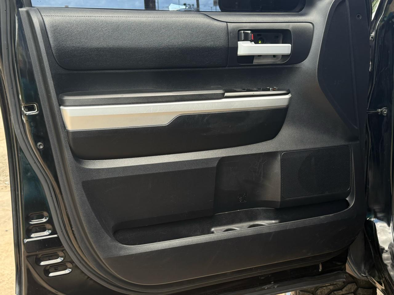 Toyota Tundra SR5 5.7L V8 FFV CrewMax 2WD 2016