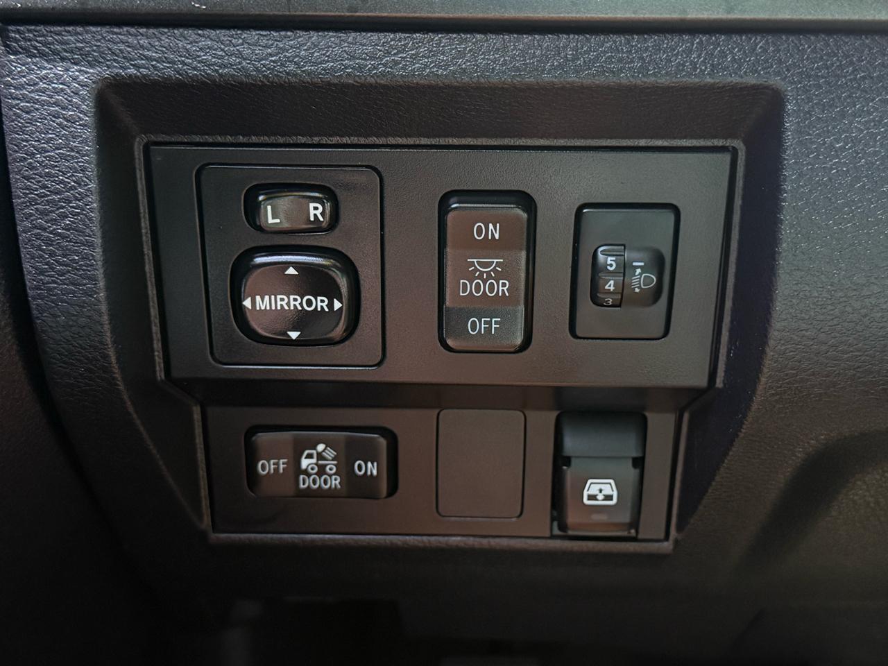Toyota Tundra SR5 5.7L V8 FFV CrewMax 2WD 2016