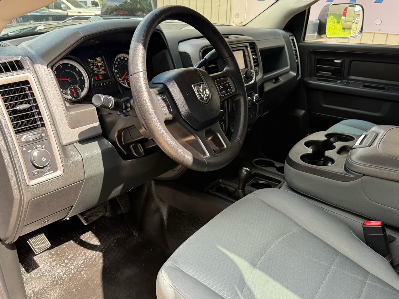 RAM 2500 Tradesman 4x4 Crew Cab 6'4" Box 2017