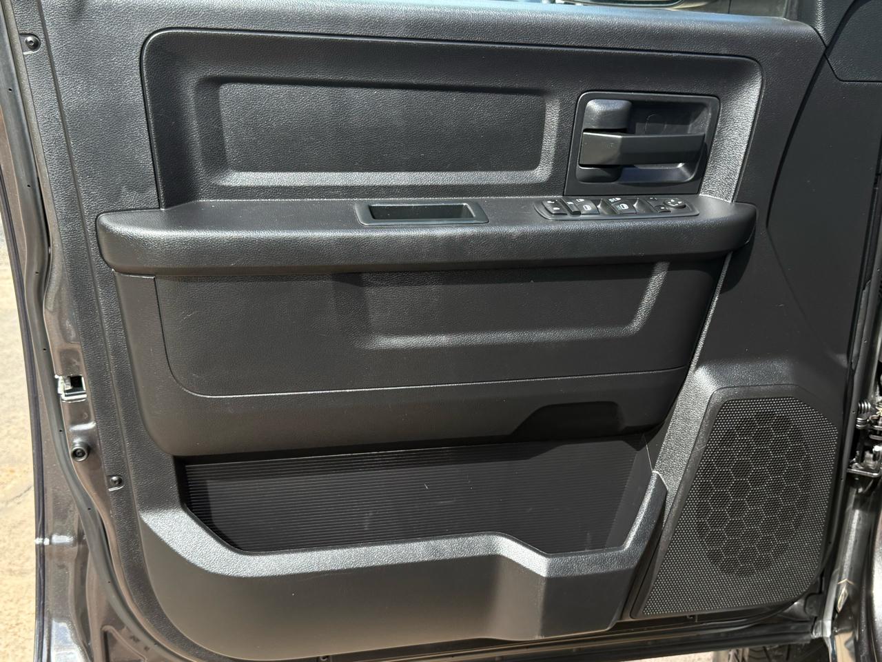 RAM 2500 Tradesman 4x4 Crew Cab 6'4" Box 2017