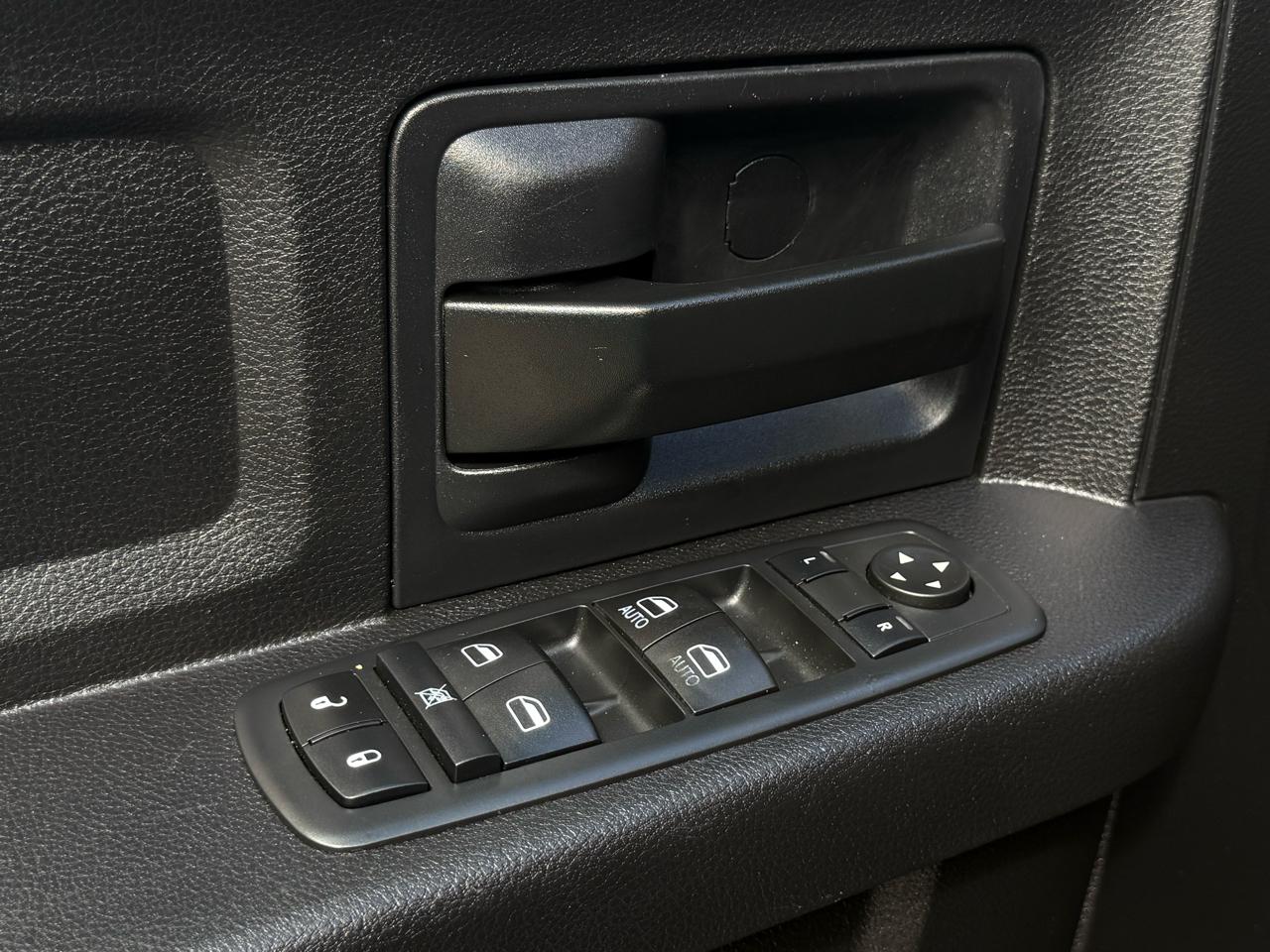 RAM 2500 Tradesman 4x4 Crew Cab 6'4" Box 2017
